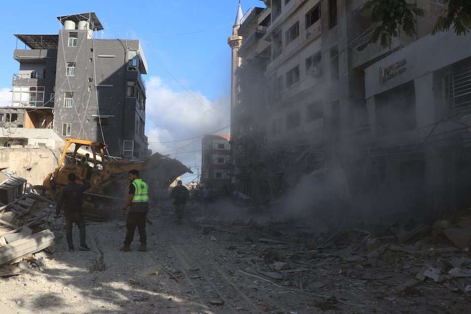 Trabajadores de rescate retiran los escombros de edificios destruidos en ataques aéreos israelíes en la ciudad portuaria sureña de Tiro, Líbano.