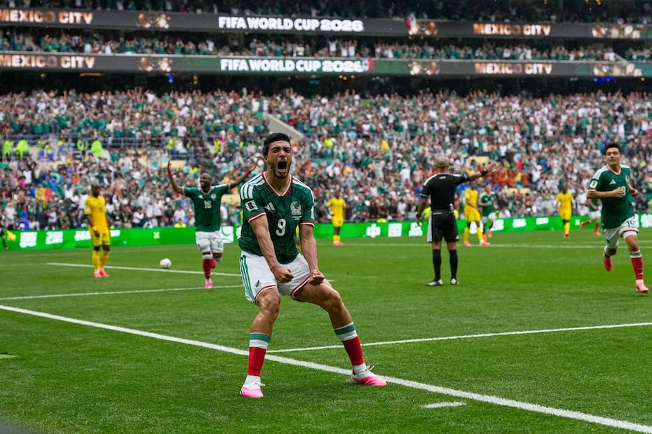 Raúl Jiménez, de México, celebra tras anotar el segundo gol de su equipo durante el partido del Grupo A de la Copa Mundial de la FIFA entre México y Sudáfrica.