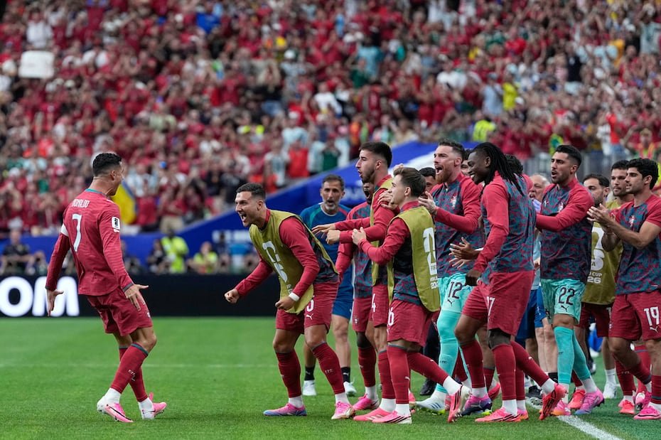 Cristiano Ronaldo celebra con todos sus compañeros de equipo del banco.