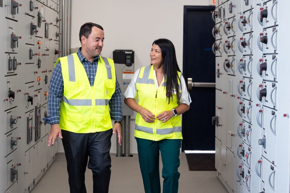 Magaly Feliciano Lozada, directora gobal de sostenibilidad, destacó que la planta CHP reduce en 50% las emisiones de gases de invernadero de la operación de Bacardi en Cataño, y 10% a nivel global. La acompaña el líder de operaciones Edwin Zayas. (Nahira Montcourt / GFR Media)