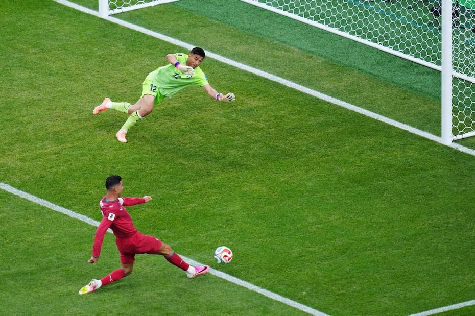 Cristiano Ronaldo realiza un disparo a portería.