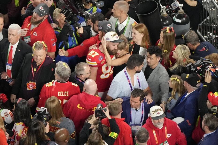 El ala cerrada de los Kansas City Chiefs, Travis Kelce (87), abraza a su novia Taylor Swift tras la victoria del equipo sobre los San Francisco 49ers durante el Super Bowl 58 de la NFL, el 11 de febrero de 2024, en Las Vegas. (Foto AP/David J. Phillip, Archivo)