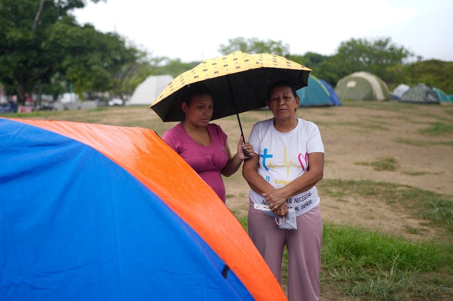 Ruth Parejo, a la derecha, y su hija Ruth Guerrero, están de pie en el parque donde están acampando con familiares después de que su hogar resultara dañado por los terremotos que sacudieron Caracas.