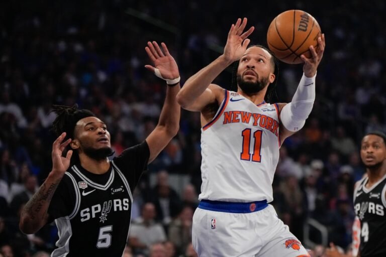 Jalen Brunson y J.J. Barea