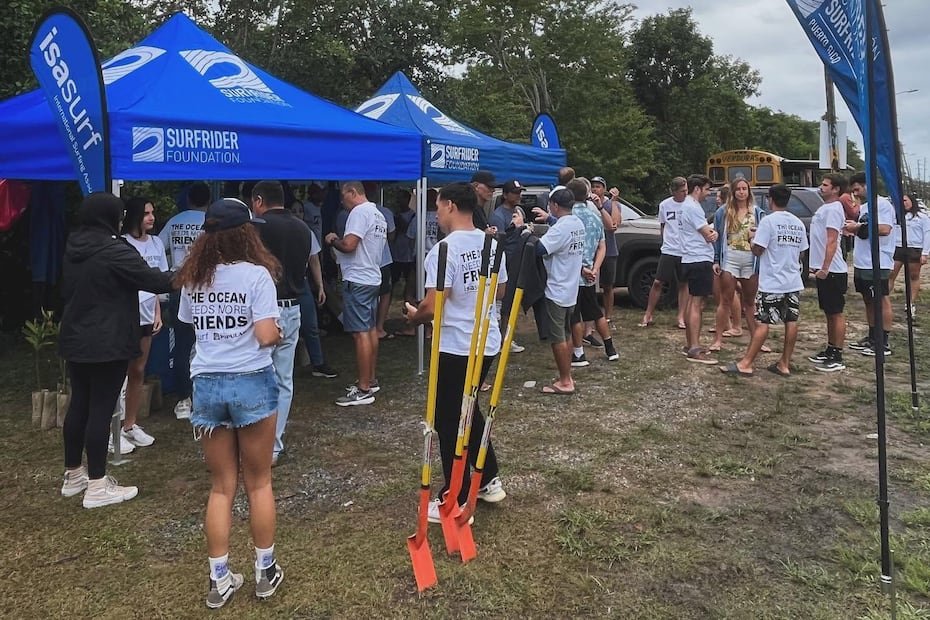 Los voluntarios contaron con palas, overoles y guantes para llevar a cabo la siembra.