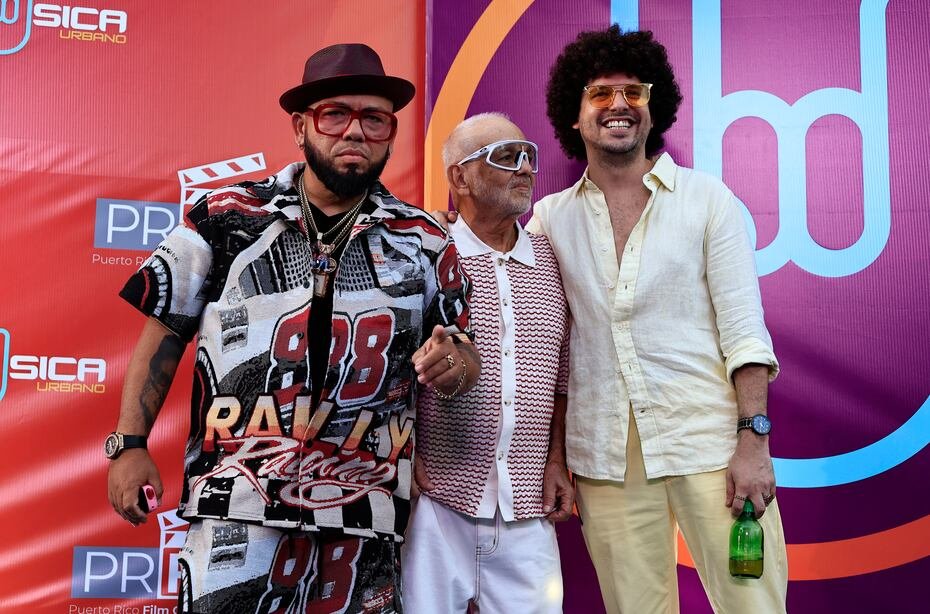 De izquiera de derecha: el cantante Ñejo, su padre, y el rapero PJ Sin Suela