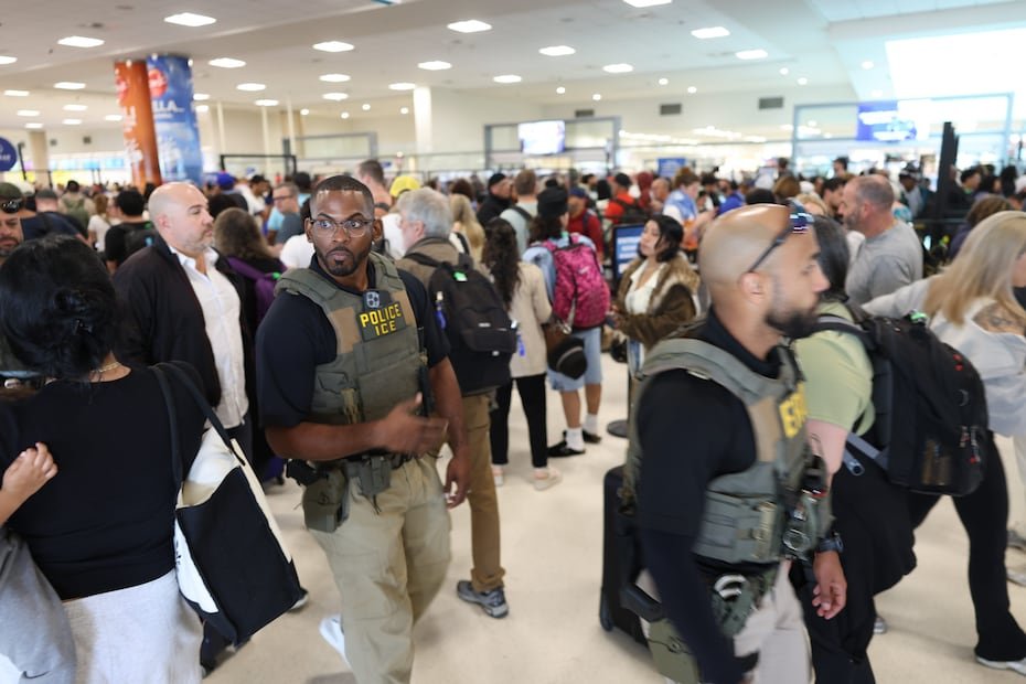 Agentes del Servicio de Inmigración y Control de Aduanas (ICE, por sus siglas en inglés) llegaron en la mañana del lunes al área de seguridad con largas filas en el Aeropuerto Internacional Luis Muñoz Marín, en Carolina.