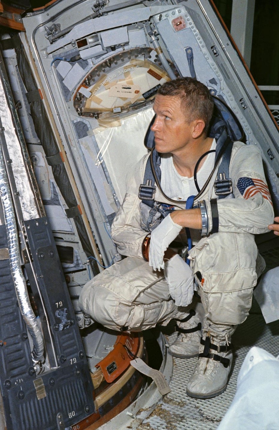 El Pentágono reveló una transcripción histórica que documenta el avistamiento de un objeto no identificado por parte de la tripulación de la misión Gemini 7 en 1965. Según los registros, el astronauta de la Nasa, Frank Borman, notificó al control de la misión la presencia de un elemento desconocido al que describió inicialmente como un ‘vehículo’ en una trayectoria específica.