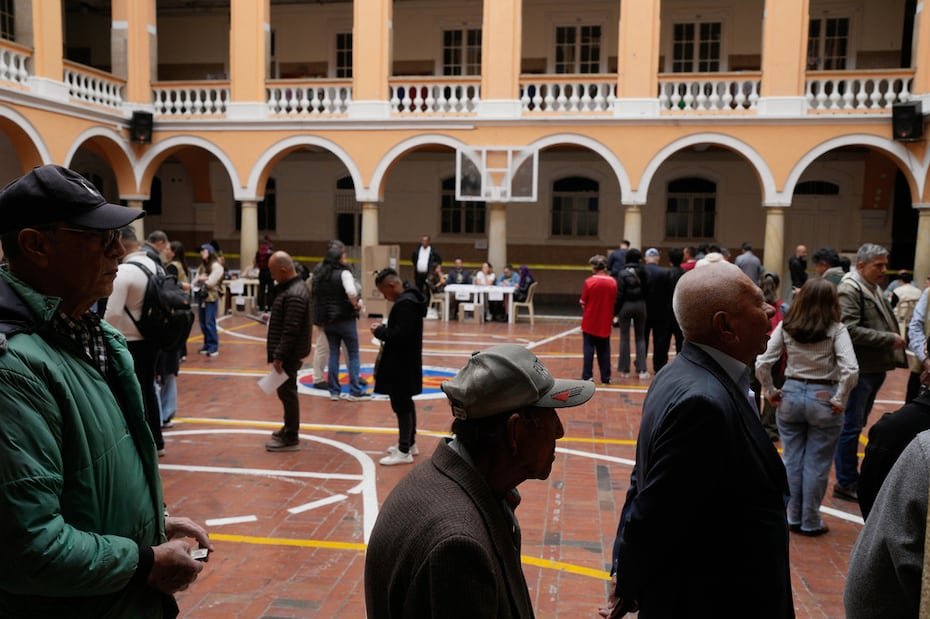 La votación, vista como un referéndum sobre las políticas del presidente saliente Gustavo Petro, se produce 10 años después de que Colombia firmara un histórico pacto de paz con la guerrilla de las Fuerzas Armadas Revolucionarias de Colombia, o FARC.