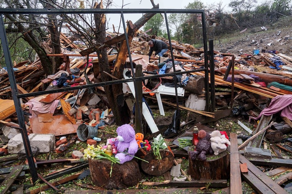 Un hombre limpia los escombros de una casa en la que tres niños murieron tras un ataque ruso en la región Korostyshiv, Zhytomyr, en Ucrania.