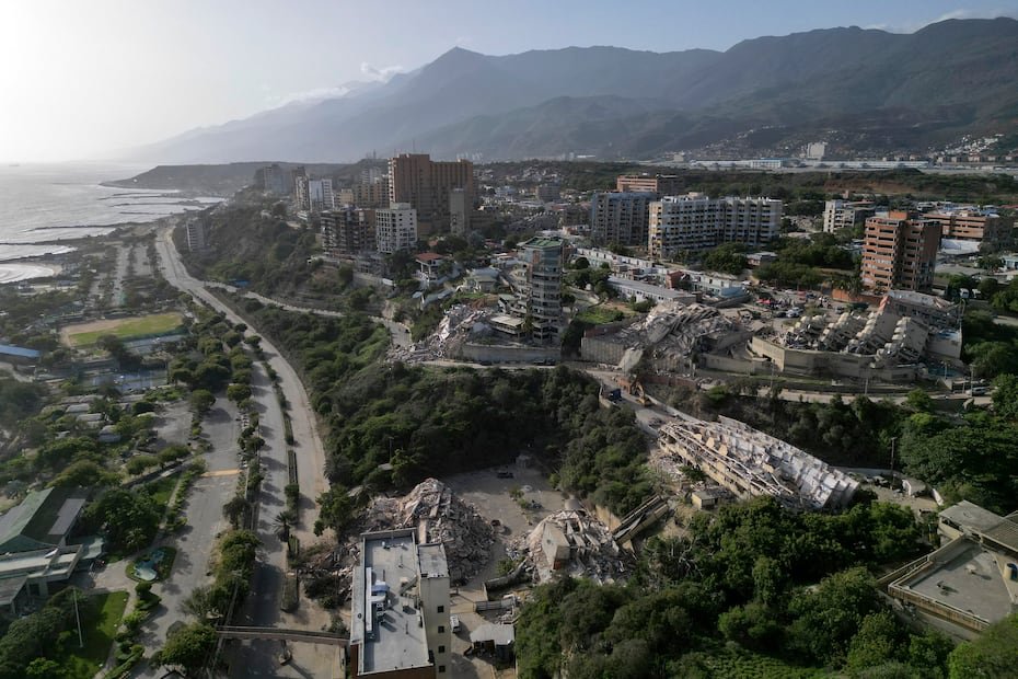 La Guaira tiene costas y montañas.
