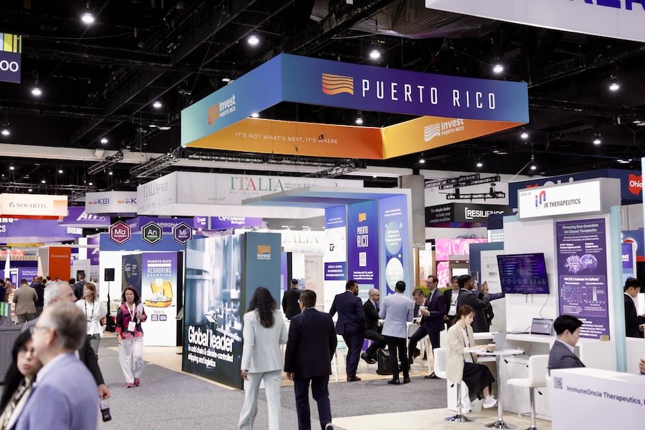 La estación de Puerto Rico -un espacio de 30 pies de ancho por 30 pies de largo- destaca en comparación con las exposiciones de las delegaciones aledañas. Amplias pantallas led resumen las fortalezas de la isla como destino de inversión, así como sus incentivos contributivos y los más de 70 años de experiencia en farmacéutica y dispositivos médicos.