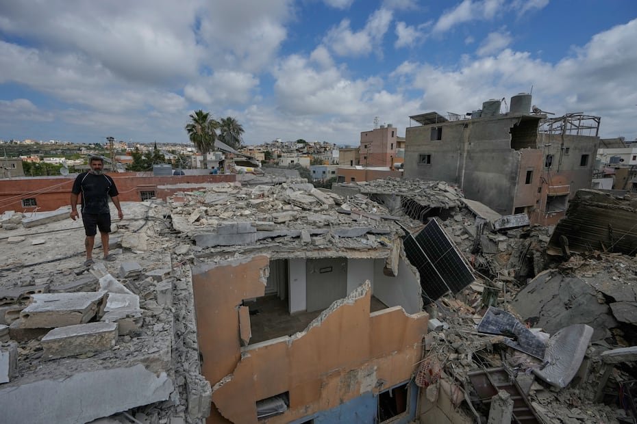 Un hombre se encuentra sobre el techo de un edificio destruido que fue alcanzado por un ataque aéreo israelí en el pueblo de Burj al-Shemali, cerca de la ciudad portuaria sureña de Tiro, Líbano.