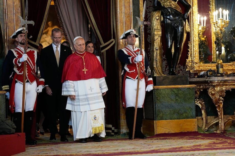 El papa se reunió el sábado con el rey Felipe VI de España, la reina Letizia, Leonor, princesa de Asturias, y la infanta Sofía en el Palacio Real de Madrid.