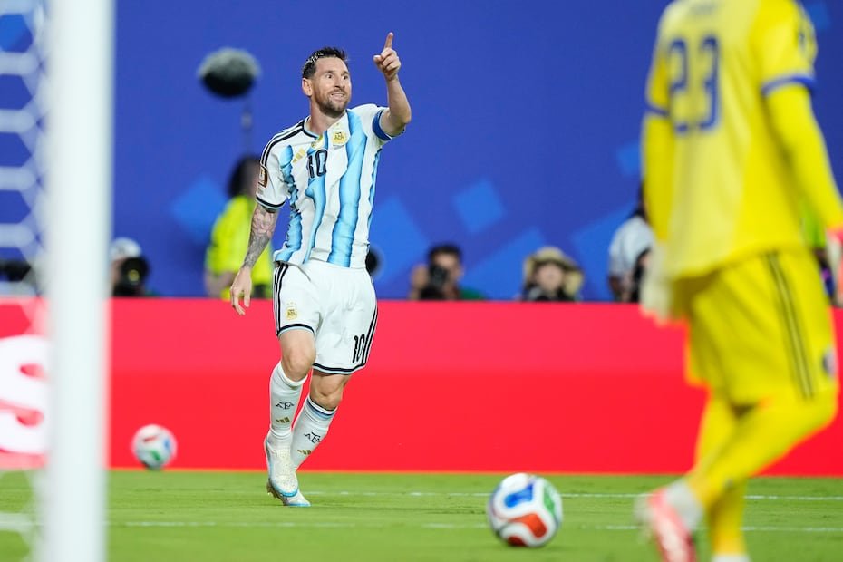 Estos goles llegaron justo 20 años después del debut de Messi en un Mundial con Argentina, en un partido contra Serbia y Montenegro —donde también anotó