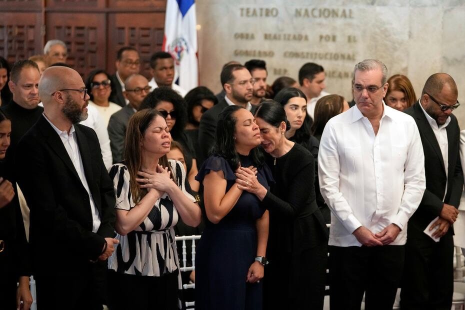 El presidente de República Dominicana, Luis Abinader, segundo desde la derecha, y su esposa Raquel Arbaje Soni, tercera desde la derecha, asisten al velorio del cantante dominicano Rubby Pérez. (AP Photo/Matias Delacroix)