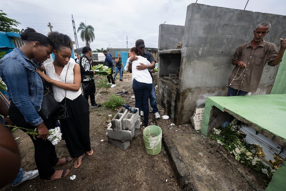 En la foto Manuela Santana (centro), hija de Juan Manuel Santana, quien falleció en la tragedia de Jet Set en Santo Domingo, junto a su esposa y otros tres parientes, y en la derecha Altagracia Santana, hermana del difunto.