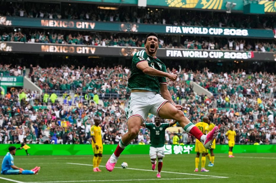 El mexicano Raúl Jiménez celebra tras marcar el segundo gol de su equipo durante el partido de fútbol del Grupo A de la Copa Mundial entre México y Sudáfrica en la Ciudad de México.