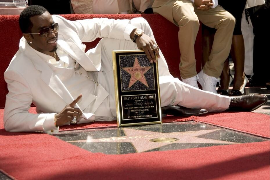 Una cuarta demanda contra el magnate fue presentada en diciembre de 2023, en la que una demandante anónima, identificada con el nombre genérico de “Jane Doe”, alegó que Combs, el expresidente de Bad Boy Records, Harve Pierre, y otro individuo la habían “traficado sexualmente” y “violado en grupo” en 2003, cuando ella tenía solo 17 años.