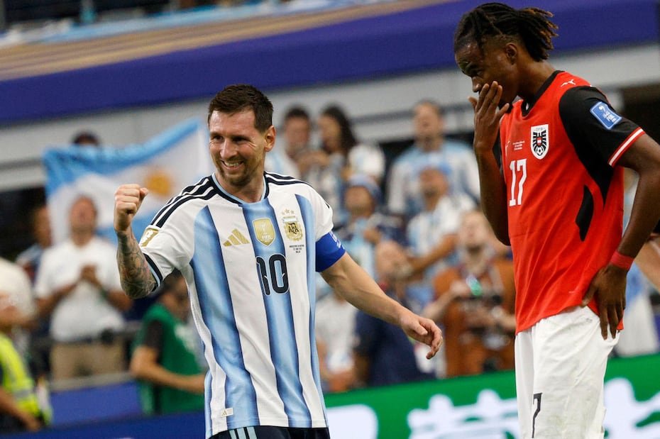 Lionel Messi (10), de Argentina, celebra su segundo gol mientras Carney Chukwuemeka (17), de Austria, baja la mirada durante el partido del Grupo J de la Copa del Mundo.