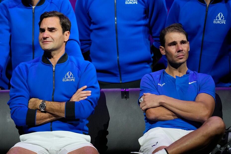 Roger Federer (izquierda), aquí junto a Rafael Nadal (derecha) en un partido de dobles de la Copa Laver en 2022, le dedicó una emotiva carta a su amigo y oponente en la que le dijo que le hizo disfrutar del tenis “aún más”.