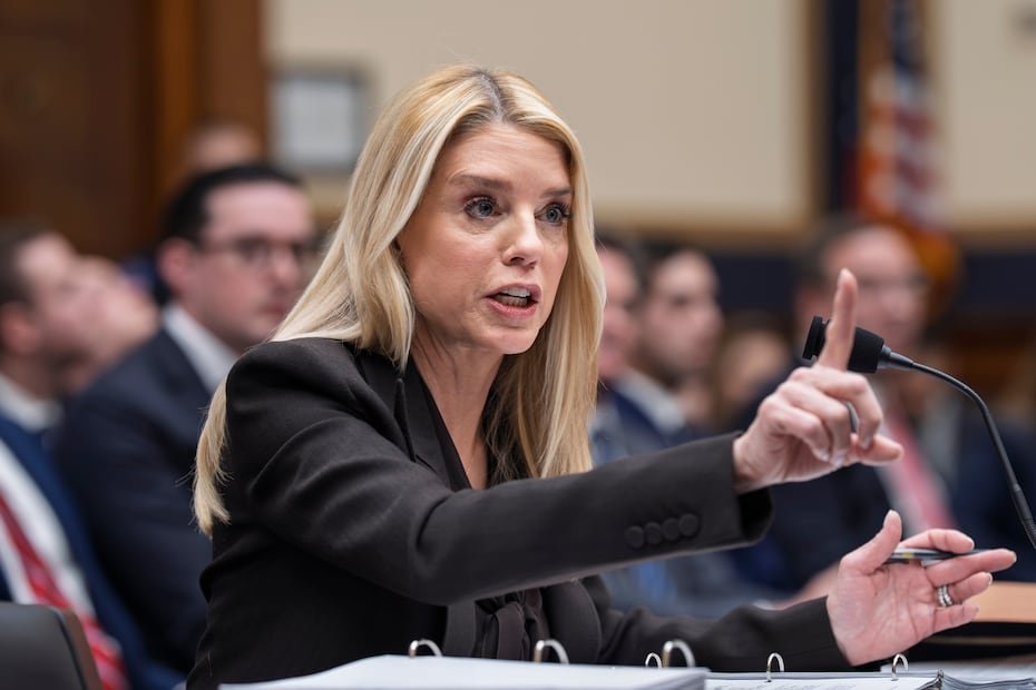 La segunda integrante del Gabinete en salir fue la fiscal general Pam Bondi, en respuesta a la creciente frustración por el manejo del Departamento de Justicia de los archivos relacionados con Jeffrey Epstein.