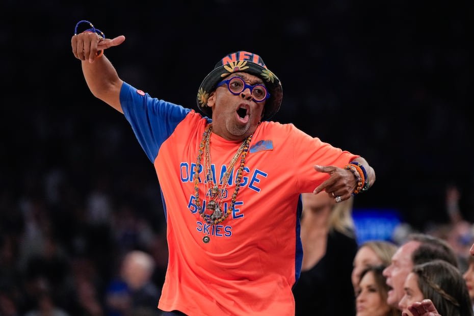 Cineasta Spike Lee, conocido por su extravagancia y que luce los colores del equipo todo el año.