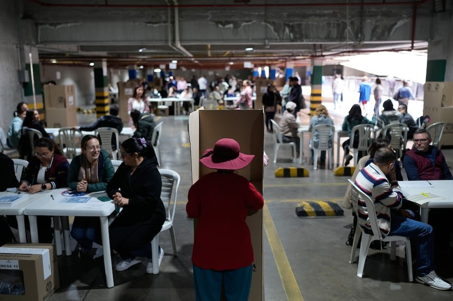 Los colombianos votan el domingo en la primera vuelta de las elecciones presidenciales de la nación sudamericana, eligiendo entre candidatos con visiones radicalmente divergentes sobre el futuro de la paz en un país atormentado por décadas de conflicto armado.