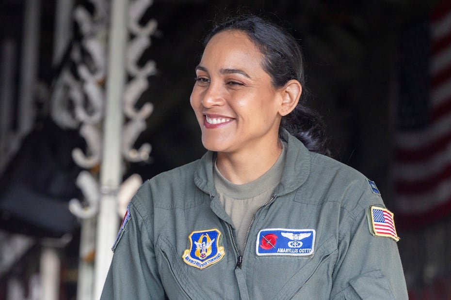 La meteoróloga Amaryllis Cotto Pérez, teniente de la Reserva de la Fuerza Aérea de Estados Unidos y la primera boricua en formar parte de las misiones de reconocimiento aéreo dentro de huracanes, es parte de la tripulación.
