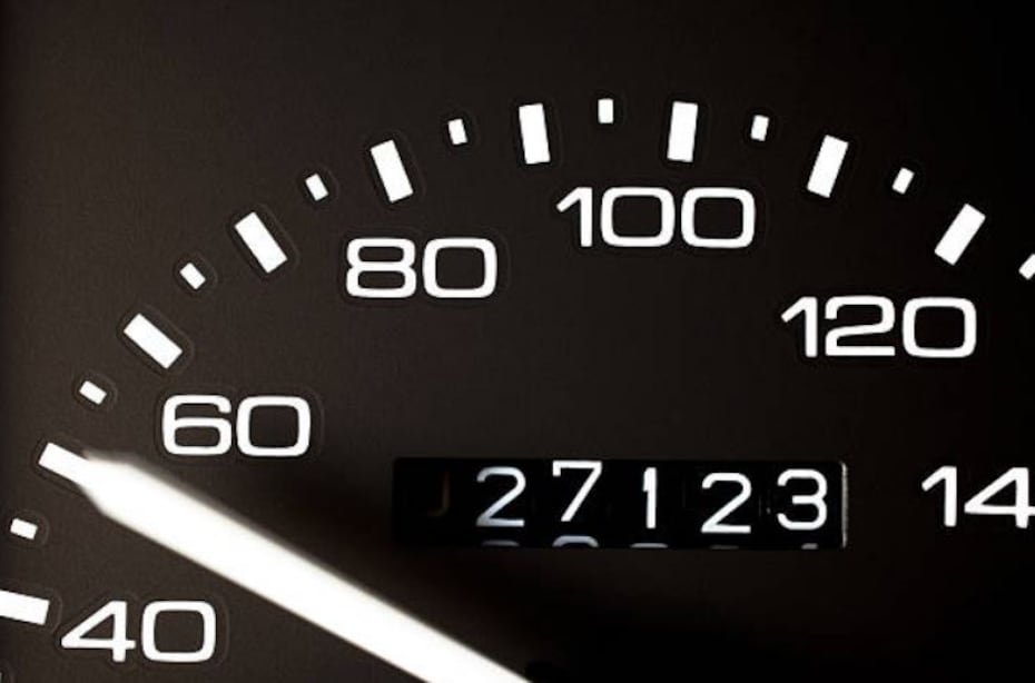 10.	En la mayoría de los vehículos, el auto consume menos gasolina a 50 millas por hora. A medida que aumenta la velocidad, ese consumo sube.