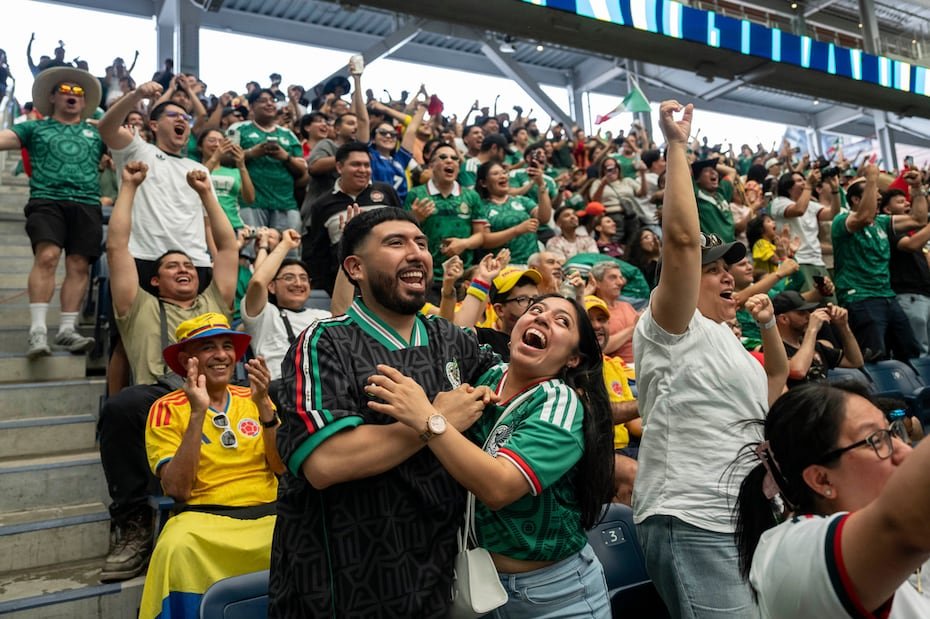 Aficionados reaccionan mientras Raúl Jiménez, de México, anota durante el partido del Grupo A de la Copa Mundial de la FIFA entre México y Sudáfrica, el jueves 11 de junio de 2026, en el USTA Billie Jean King National Tennis Center en Nueva York.