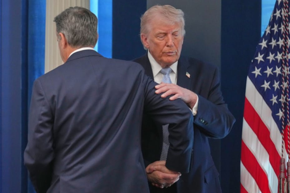 Trump estrecha la mano del director de la CIA, John Ratcliffe.