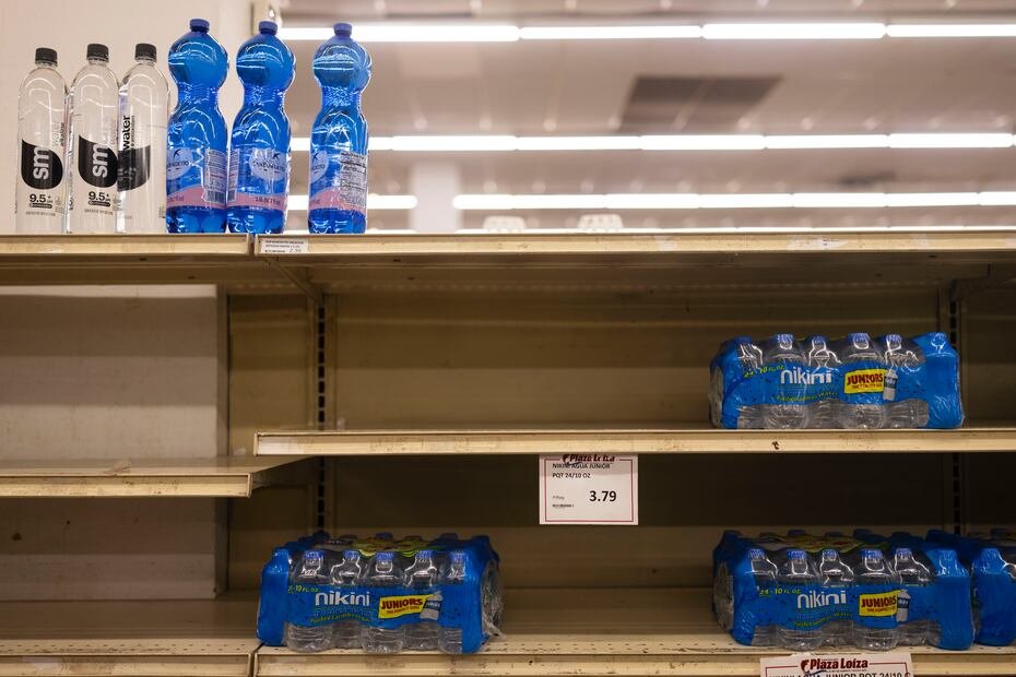 En el caso de este supermercado, temprano hoy no tenían disponible los galones de agua potable, pero estaban disponibles los paquetes de botellas de agua.