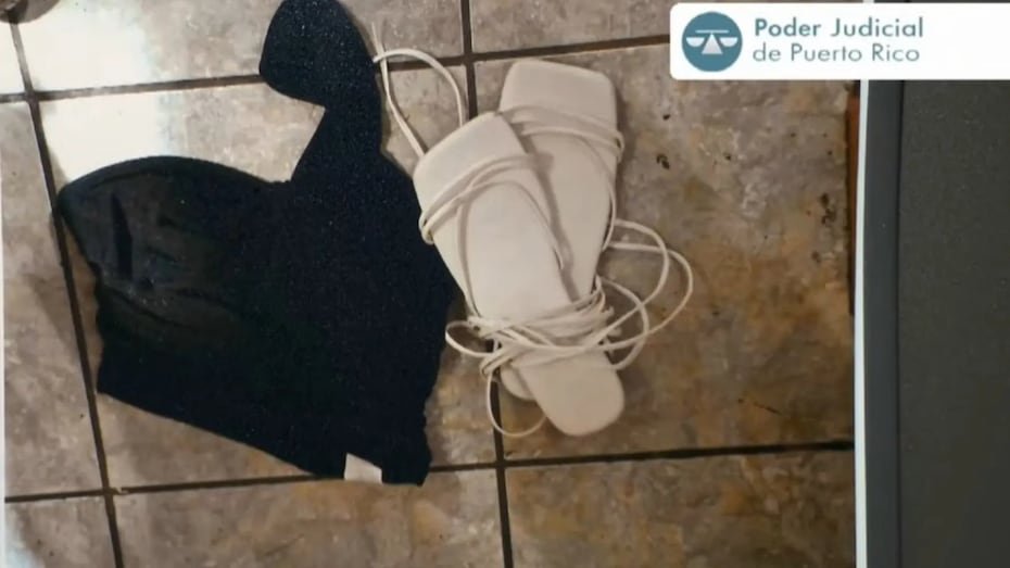 En el allanamiento también se retrató una camisa color negra y unas sandalias blancas.