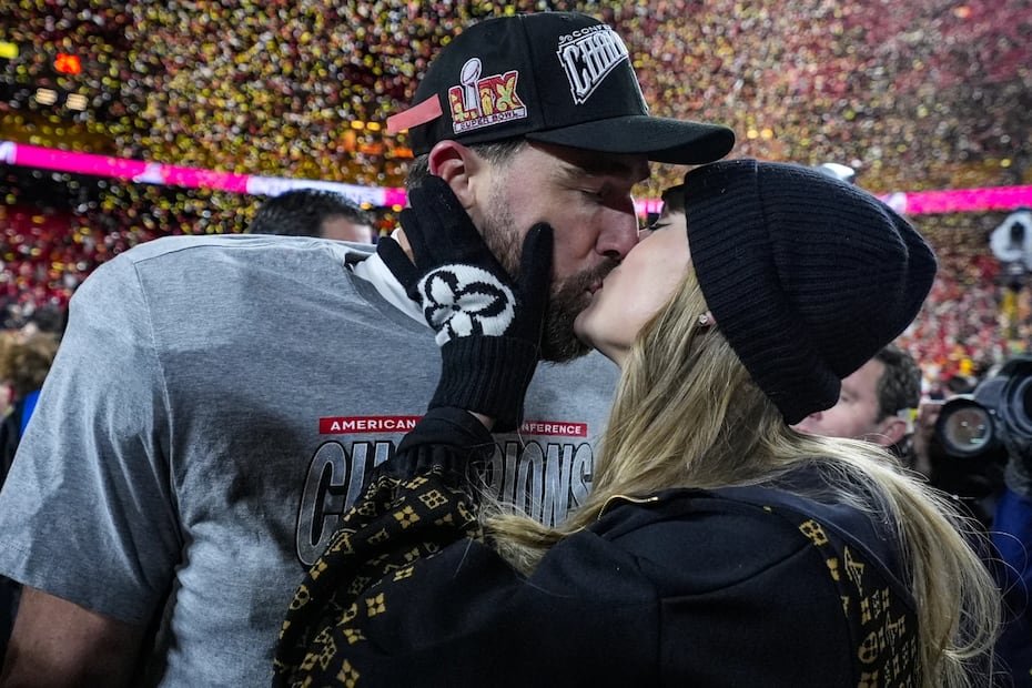 El ala cerrada de los Kansas City Chiefs, Travis Kelce, y Taylor Swift se besan después del partido de campeonato de la AFC contra los Buffalo Bills, el 26 de enero de 2025, en Kansas City, Missouri. (Foto AP/Ashley Landis, archivo)
