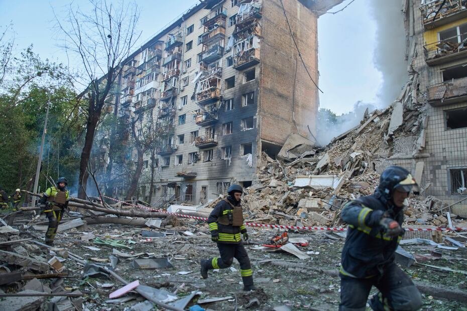 El bombardeo inicial afectó a un apartamento residencial. Los bombardeos duraron alrededor de 9 horas. (AP Photo/Efrem Lukatsky)