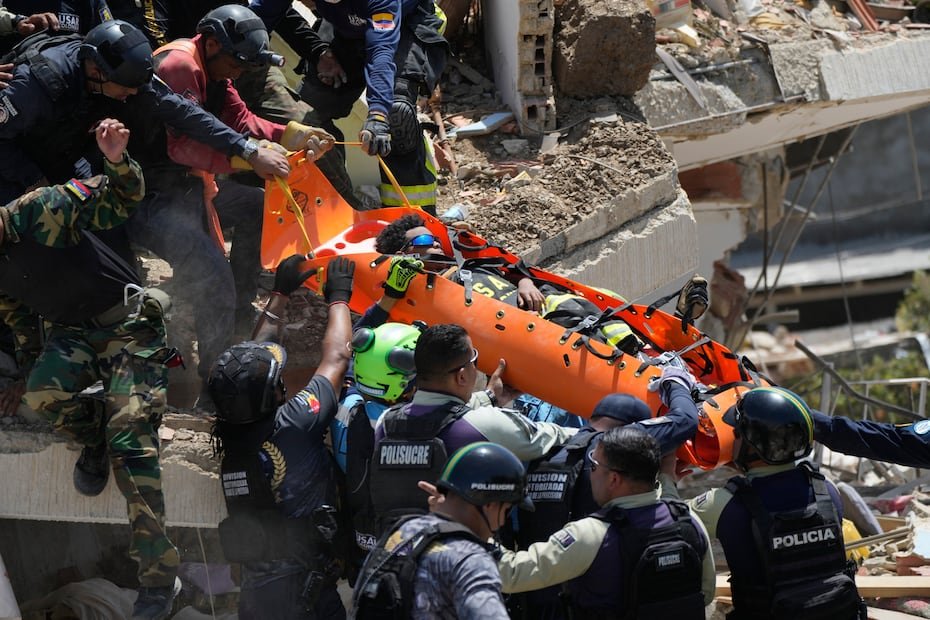 Rescatistas pudieron sacar a Moisés Calzadilla, de 11 años, de los escombros, tres días después de los terremotos en la Guaria, Venezuela.