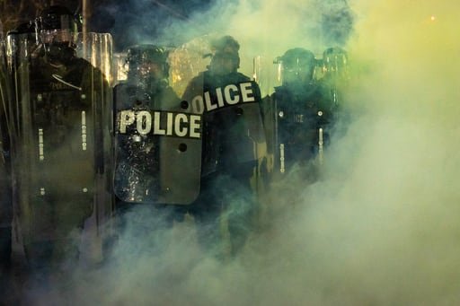 Un sargento de Nueva Jersey enfrenta cargos por robar equipo a periodista durante protestas.