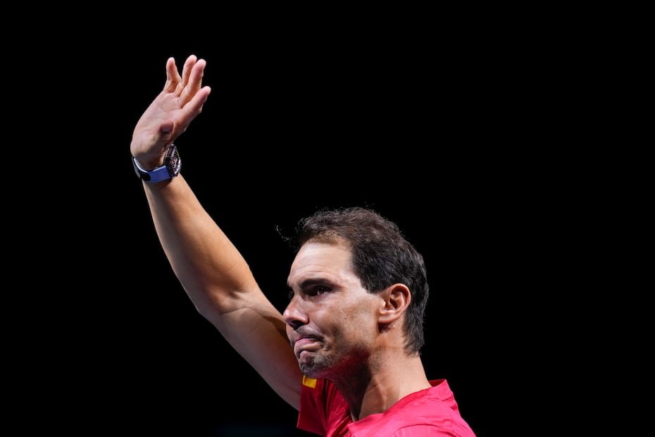 Rafael Nadal saluda durante un homenaje tras disputar el último partido en su carrera este miércoles en una serie de la Copa Davis ante Holanda.