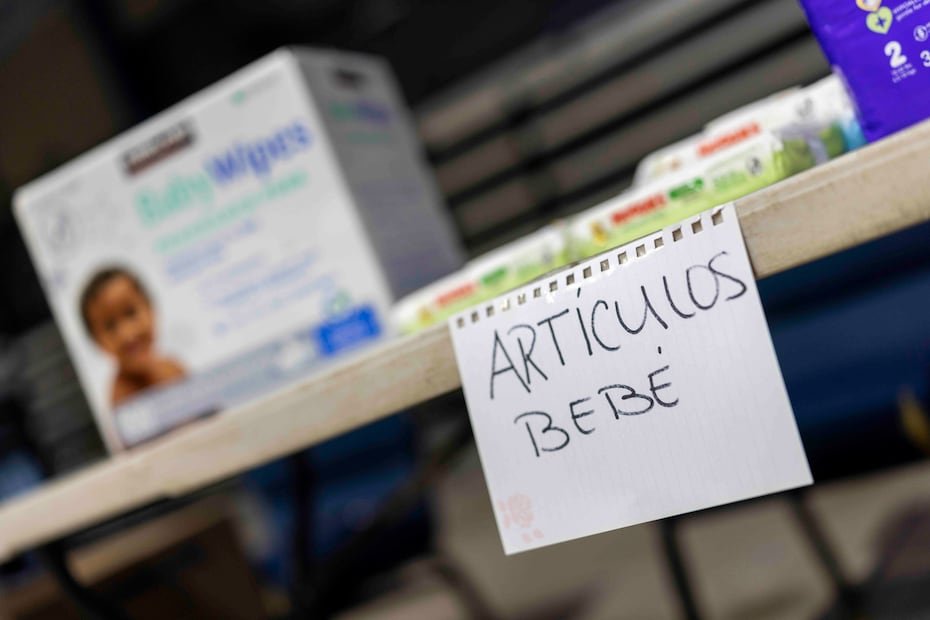 Entre los artículos solicitados se encuentran suministros médicos y de primeros auxilios, incluyendo gasas, vendas y guantes quirúrgicos, así como alimentos no perecederos, productos de higiene personal, linternas, baterías, extensiones eléctricas, baterías portátiles, guantes de trabajo y cascos de seguridad.