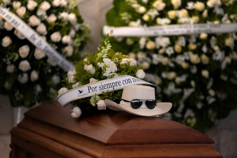 El sombrero y las gafas de sol del cantante dominicano Rubby Pérez, quien murió en el derrumbe del techo del club nocturno Jet Set durante su concierto de merengue, se encuentran sobre su ataúd durante su velorio en el Teatro Nacional Eduardo Brito en Santo Domingo, República Dominicana, el jueves 10 de abril de 2025. (AP Photo/Matias Delacroix)