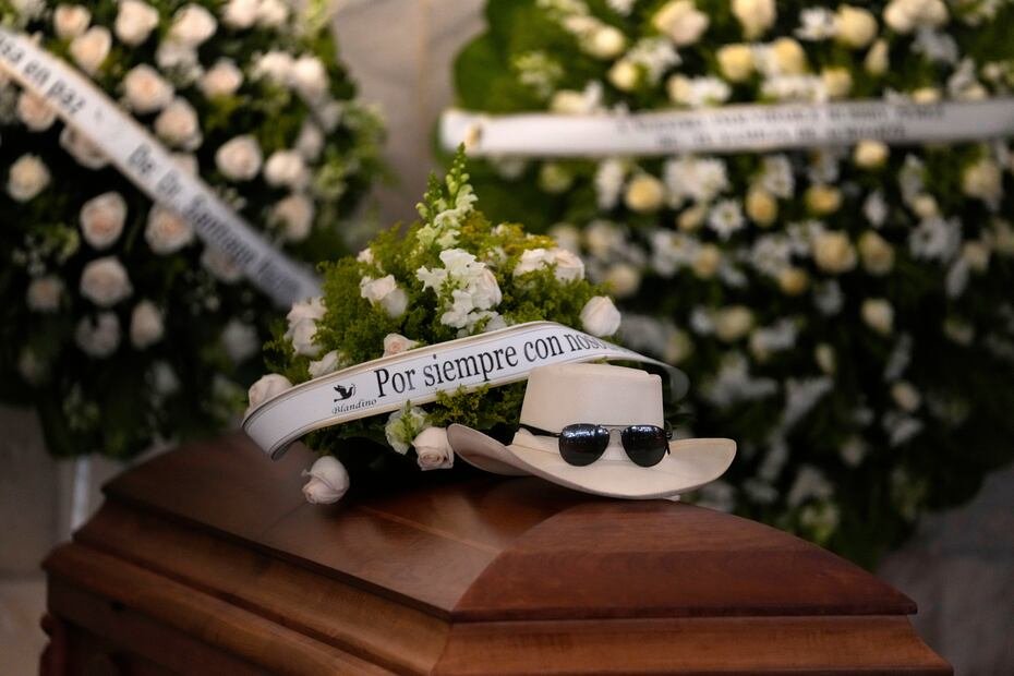 El sombrero y las gafas de sol del cantante dominicano Rubby Pérez, quien murió en el derrumbe del techo del club nocturno Jet Set durante su concierto de merengue, se encuentran sobre su ataúd durante su velorio en el Teatro Nacional Eduardo Brito en Santo Domingo, República Dominicana, el jueves 10 de abril de 2025. (AP Photo/Matias Delacroix)