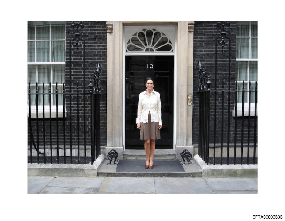 Ghislaine Maxwell frente al número 10 de Downing Street en Londres.