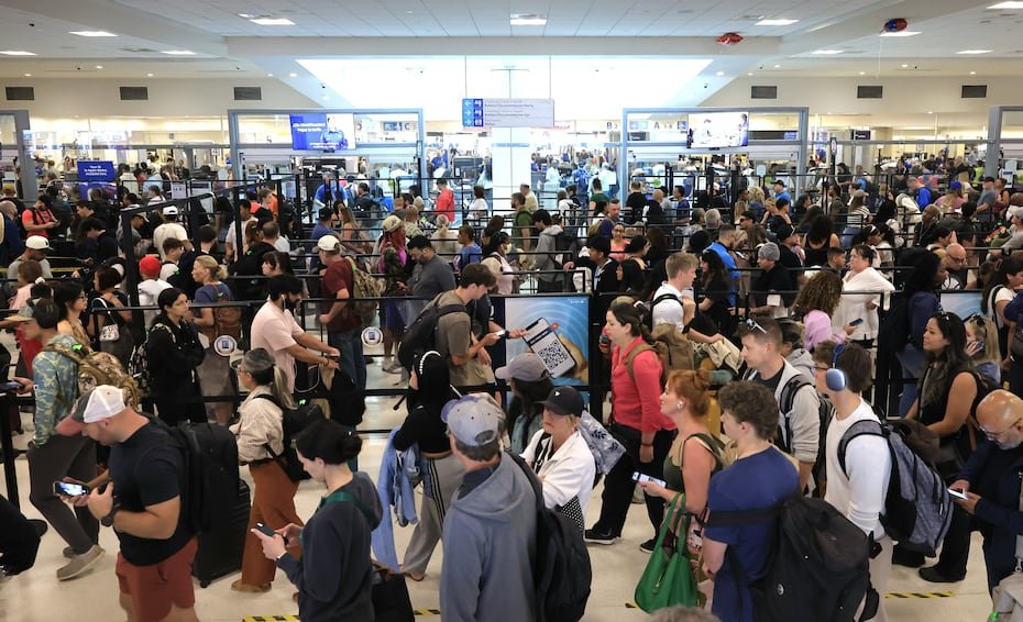 Las extensas filas se han registrado debido a la reducción de agentes de TSA por el cierre parcial del gobierno federal, causado por un tranque en el Congreso con relación al presupuesto del Departamento de Seguridad Nacional (DHS, por sus siglas en