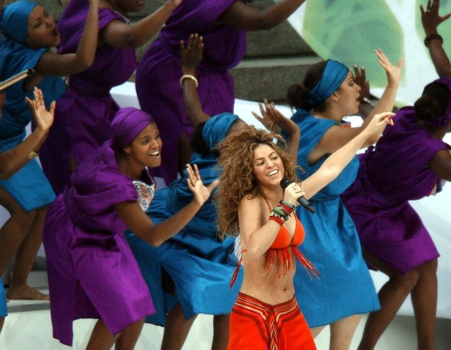 Shakira comenzó su aparición en el Mundial de la FIFA en el 2006 en Alemania.