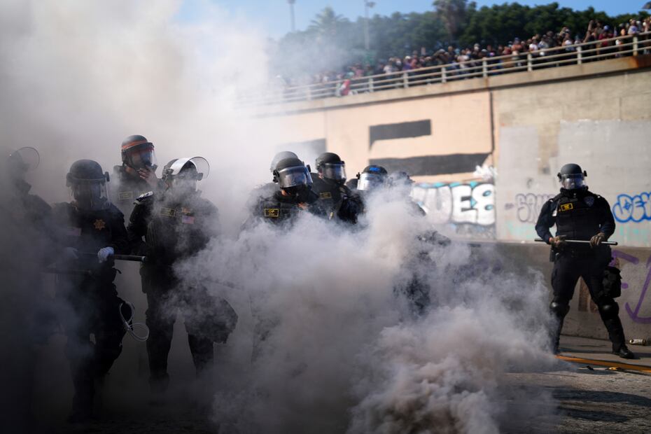 Para el mediodía, cientos de personas se habían reunido fuera del Centro Metropolitano de Detención en el centro de Los Ángeles, a donde se llevó a algunos de los arrestados en las redadas migratorias de los días anteriores.