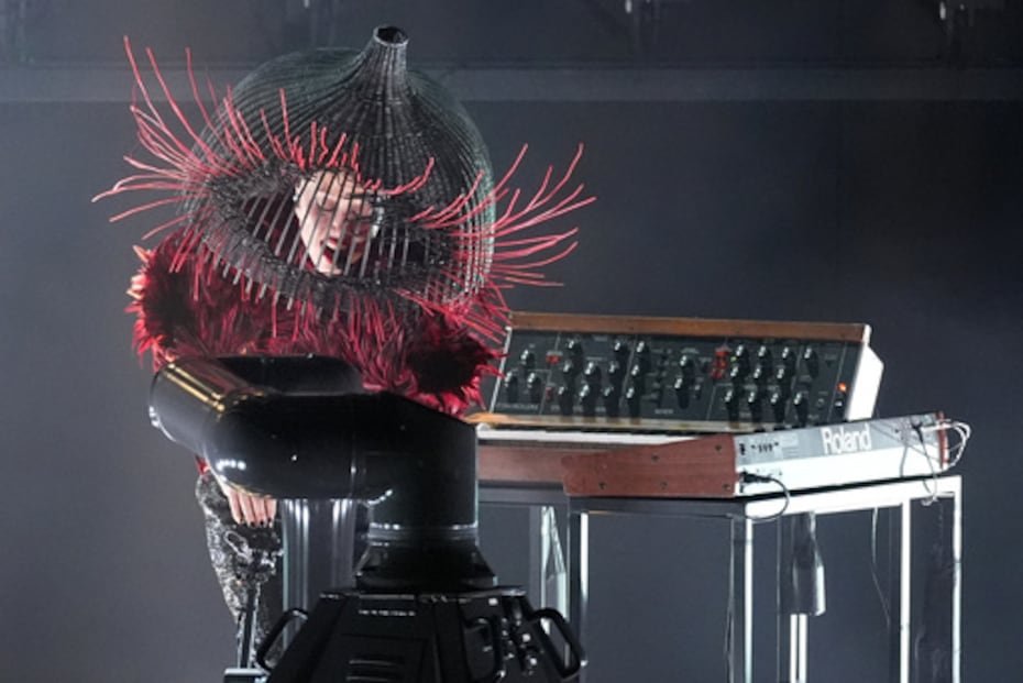 Lady Gaga interpreta "Abracadabra".