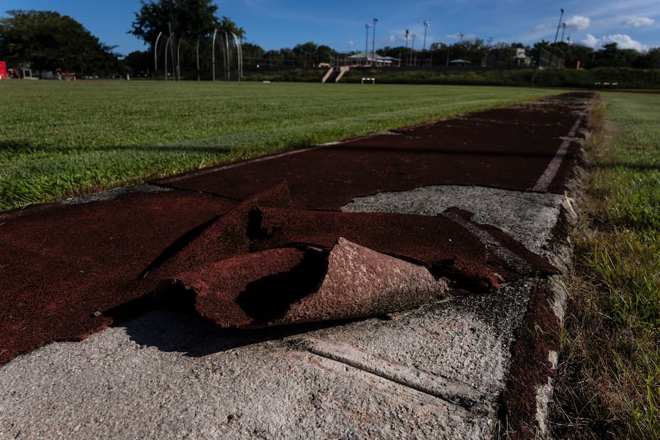 El material de la pista presenta áreas levantadas que requieren reemplazo.