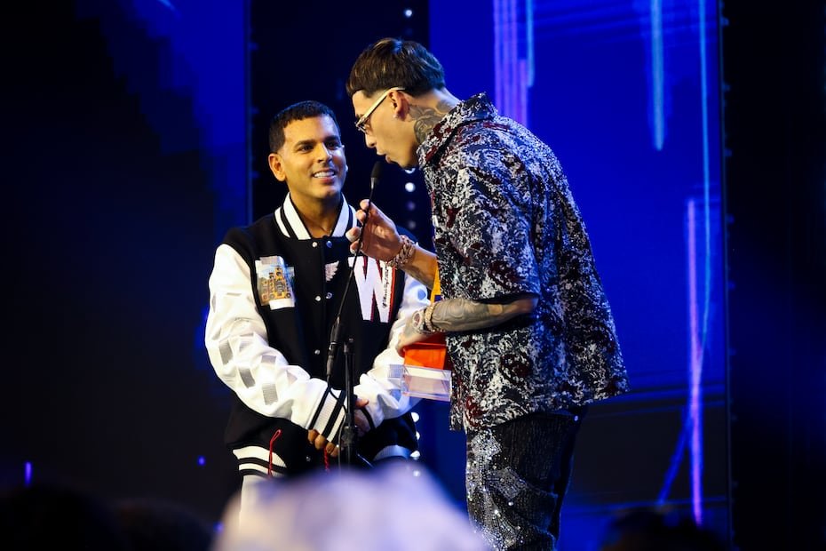 Luar la L subió al escenario principal para entregar el codiciado Premio Dedicatoria a Tito "El Bambino", por sus 30 años de carrera.