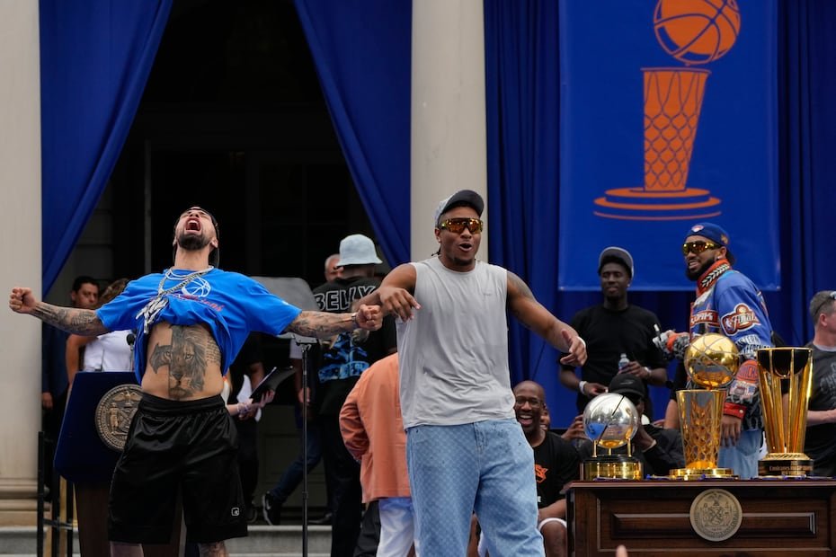 José Alvarado junto Miles McBride.